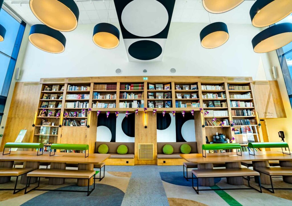 Espace d'accueil et hall design Ibis Styles pour networking à La Roche-sur-Yon